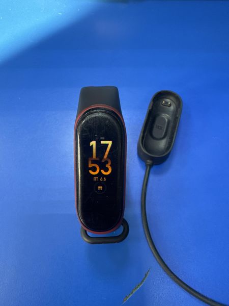 Купить Xiaomi Mi Smart Band 4 NFC (XMSH08HM) с СЗУ в Ангарск за 800 руб.