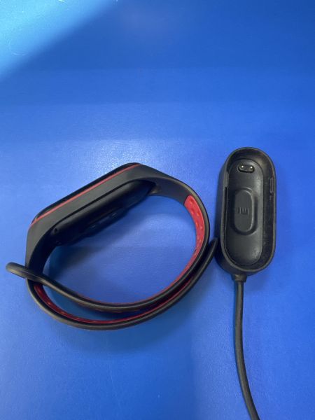 Купить Xiaomi Mi Smart Band 4 NFC (XMSH08HM) с СЗУ в Ангарск за 800 руб.