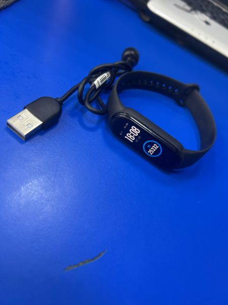 Купить Xiaomi Mi Smart Band 5 (XMSH10HM) c СЗУ в Ангарск за 600 руб.