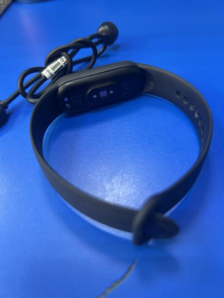 Купить Xiaomi Mi Smart Band 5 (XMSH10HM) c СЗУ в Ангарск за 600 руб.
