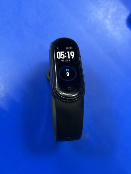 Купить Xiaomi Mi Smart Band 5 (XMSH10HM) c СЗУ в Ангарск за 600 руб.