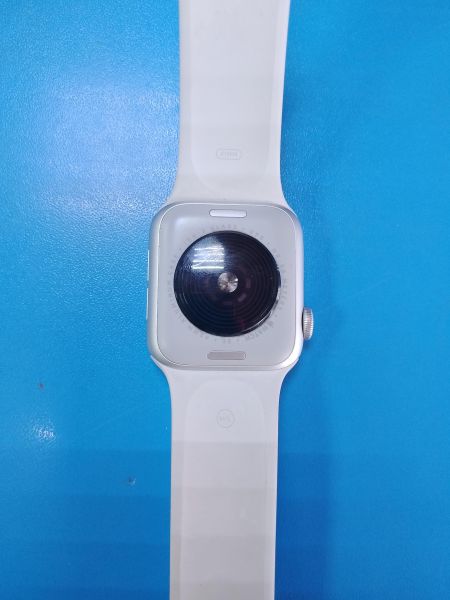 Купить Apple Watch SE 2 40mm (A2722) с СЗУ в Ангарск за 5700 руб.
