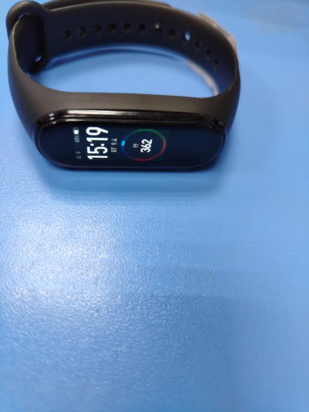 Купить Xiaomi Mi Smart Band 4 NFC (XMSH08HM) с СЗУ в Ангарск за 700 руб.