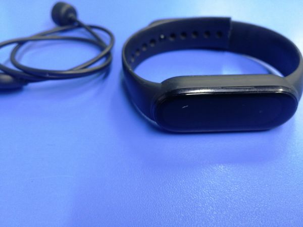 Купить Xiaomi Mi Smart Band 6 (XMSH15HM) с СЗУ в Ангарск за 400 руб.