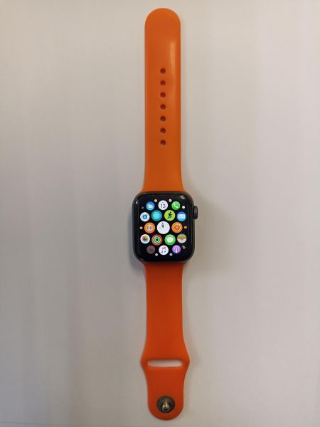 Купить Apple Watch Series 4 40mm (A1977) с СЗУ в Черемхово за 5599 руб.