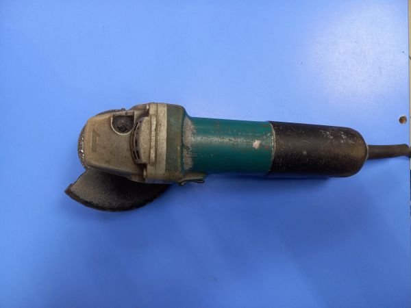 шлифмашина угловая сетевая Makita 9558HN в Чита