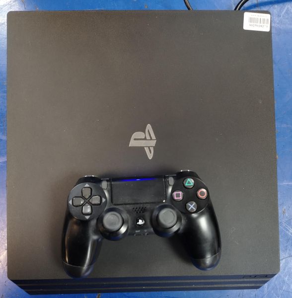 Купить Sony PlayStation 4 Pro 1TB (CUH-7015B) в Хабаровск за 17400 руб.