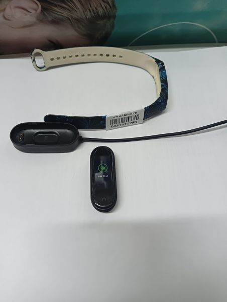 Купить Xiaomi Mi Smart Band 4 NFC (XMSH08HM) с СЗУ в Иркутск за 750 руб.