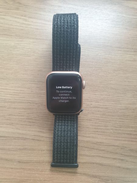 Купить Apple Watch Series 4 40mm (A1977) с СЗУ в Иркутск за 3600 руб.