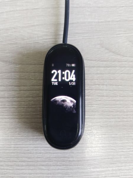 Купить Xiaomi Mi Smart Band 4 NFC (XMSH08HM) с СЗУ в Иркутск за 550 руб.