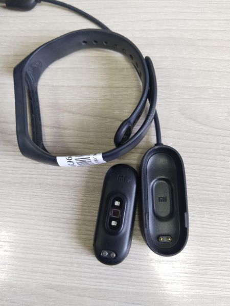 Купить Xiaomi Mi Smart Band 4 NFC (XMSH08HM) с СЗУ в Иркутск за 550 руб.