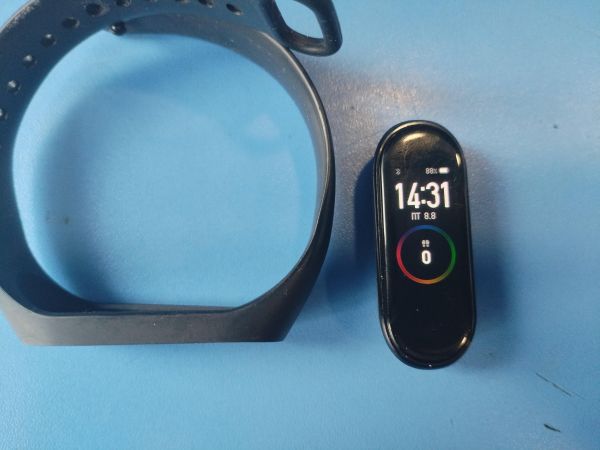 Купить Xiaomi Mi Smart Band 4 (XMSH07HM) с СЗУ в Иркутск за 500 руб.