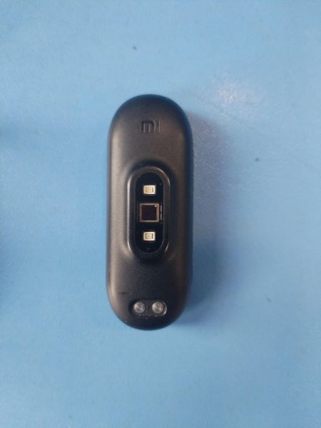 Купить Xiaomi Mi Smart Band 4 (XMSH07HM) с СЗУ в Иркутск за 500 руб.