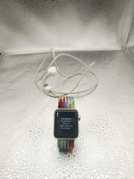 Купить Apple Watch Series 3 38mm (A1858) с СЗУ в Иркутск за 1900 руб.