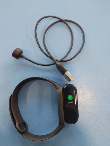 Купить Xiaomi Mi Smart Band 5 (XMSH10HM) c СЗУ в Иркутск за 600 руб.
