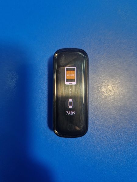 Купить Samsung Galaxy Fit 2 (SM-R220) с СЗУ в Иркутск за 400 руб.