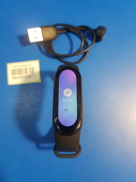 Купить Xiaomi Mi Smart Band 6 NFC (XMSH16HM) с СЗУ в Иркутск за 700 руб.