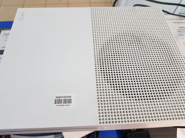 Купить Microsoft Xbox One S 750GB (1681) в Иркутск за 8800 руб.