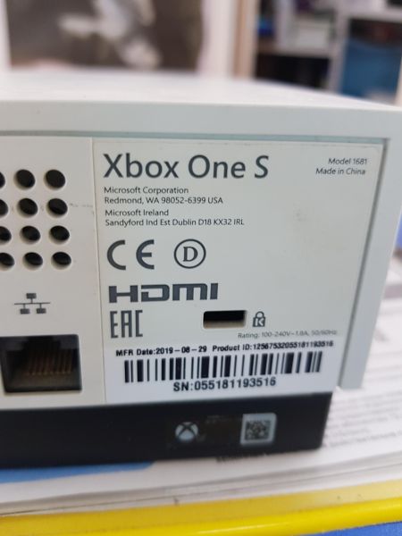 Купить Microsoft Xbox One S 750GB (1681) в Иркутск за 8800 руб.