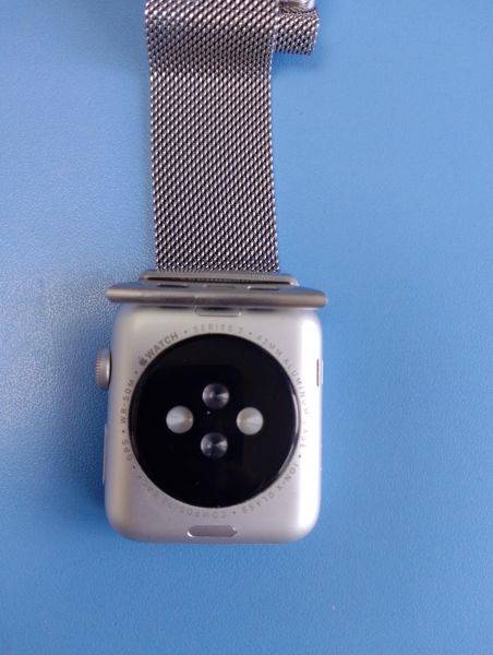 Купить Apple Watch Series 3 42mm с СЗУ в Иркутск за 3899 руб.