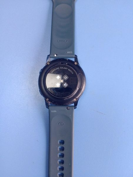 Купить Samsung Galaxy Watch Active (SM-R500) с СЗУ в Иркутск за 1850 руб.