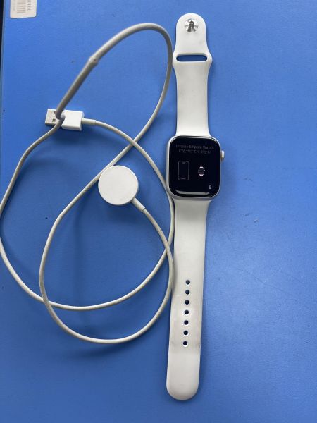 Купить Apple Watch Series 8 45mm (A2771) с СЗУ в Иркутск за 15000 руб.