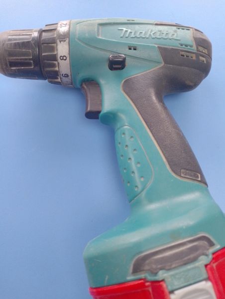Купить Makita 6281D с СЗУ в Иркутск за 2200 руб.