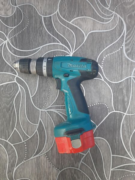 Купить Makita 8281D с СЗУ в Саянск за 2400 руб.