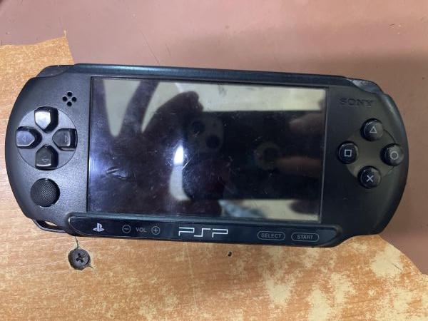 Купить Sony PlayStation Portable (PSP-E1004) с СЗУ в Шелехов за 4599 руб.