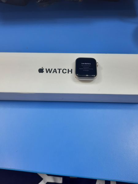 Купить Apple Watch SE 2 40mm (A2722) с СЗУ в Иркутск за 4700 руб.