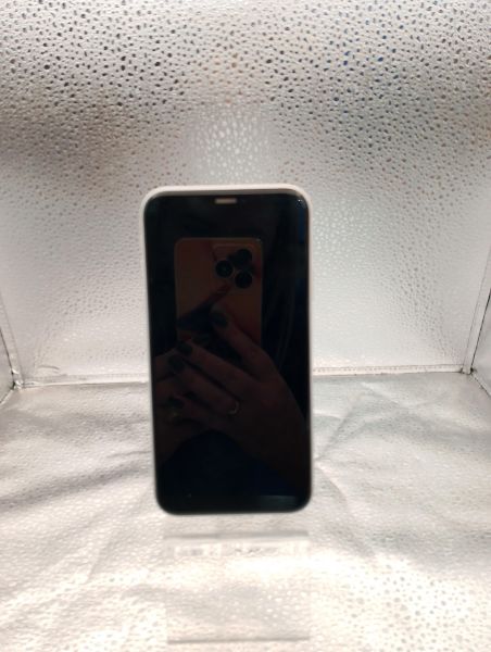 Купить Apple iPhone XR 64GB в Томск за 8100 руб.