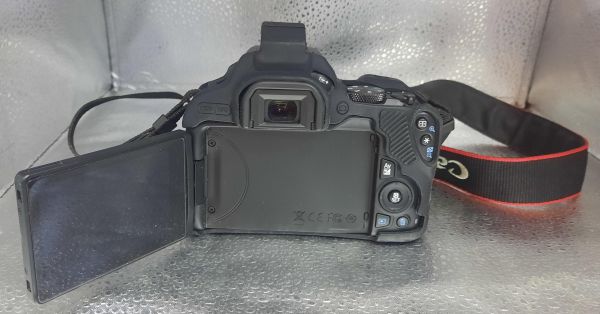 Купить Canon EOS 250D (DS126761) kit с СЗУ в Томск за 29500 руб.
