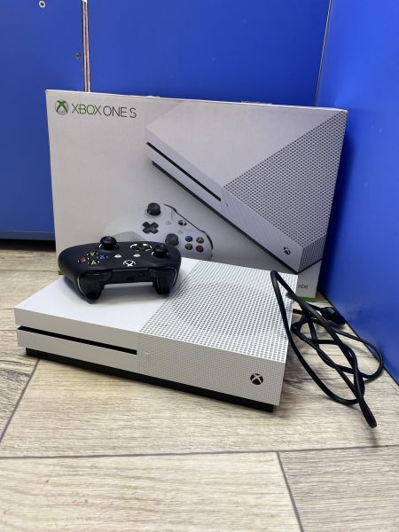 игровая приставка Microsoft Xbox One S 1000GB (1681, с дисководом) в Томск
