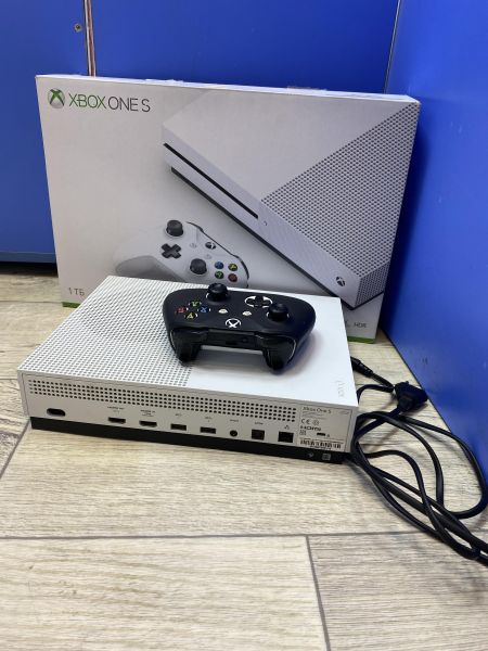 игровая приставка Microsoft Xbox One S 1000GB (1681, с дисководом) в Томск
