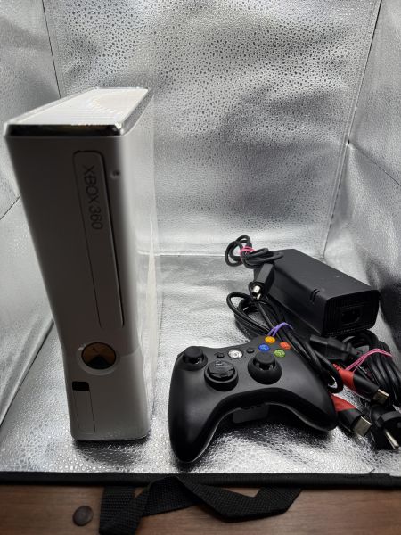 Купить Microsoft Xbox 360 S 4GB (1439) в Томск за 6500 руб.