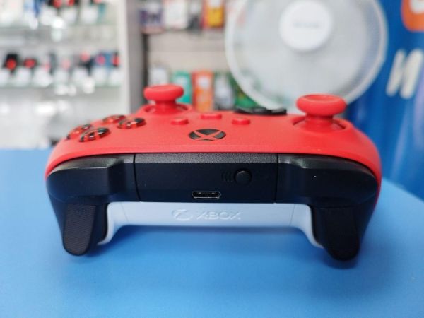 Купить Microsoft Xbox Wireless Controller (1914) в Усть-Илимск за 2350 руб.