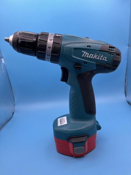 Купить Makita 8281D с СЗУ в Усть-Илимск за 1849 руб.