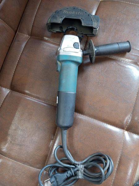 Купить Makita 9558HNR в Усолье-Сибирское за 2100 руб.