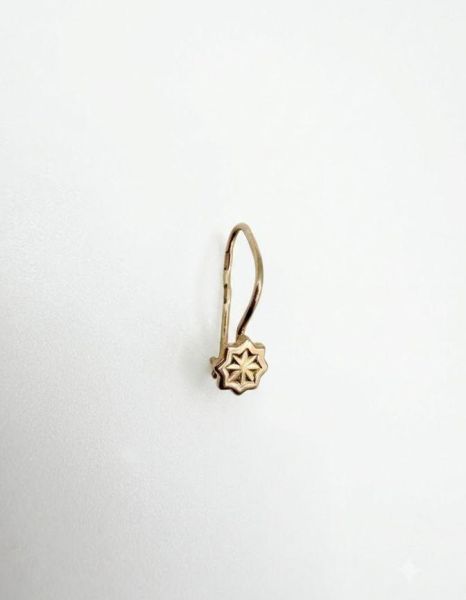 золотая серьга одна Серьга одна золото 585 0,52g, вес изделия 0.52g в Иркутск