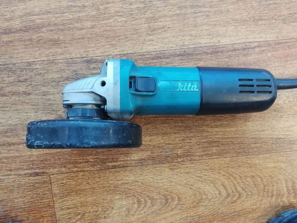 шлифмашина угловая сетевая Makita 9558HN в Улан-Удэ