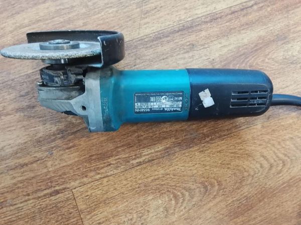 шлифмашина угловая сетевая Makita 9558HN в Улан-Удэ