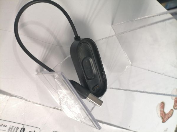 Купить Xiaomi Mi Smart Band 4 NFC (XMSH08HM) с СЗУ в Новосибирск за 750 руб.