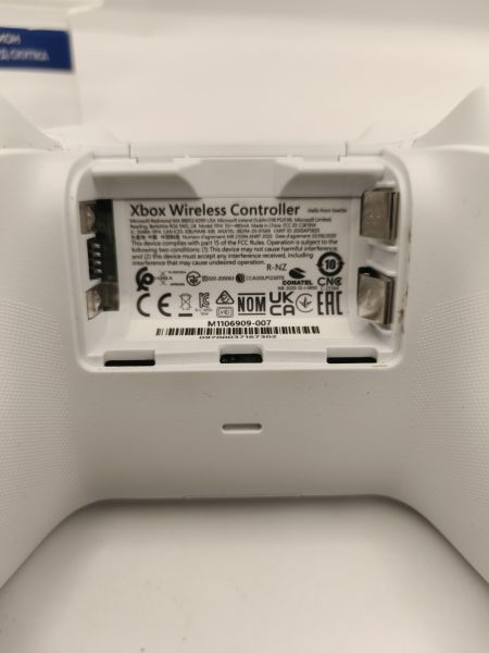 контроллер и геймпад Microsoft Xbox Wireless Controller (1914) в Новосибирск