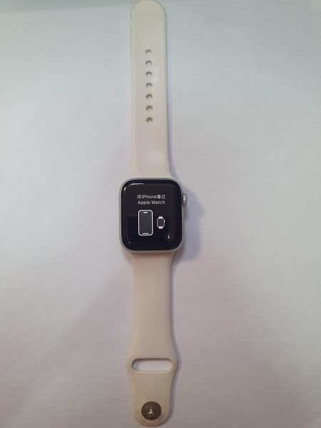 Купить Apple Watch Series 4 40mm (A1977) с СЗУ в Иркутск за 4000 руб.