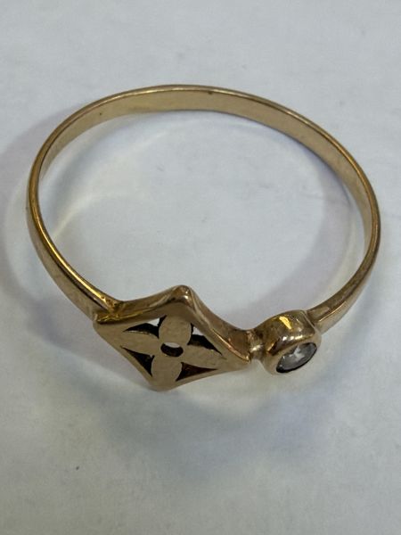 золотые кольца Кольцо золото 585 1,02g, вес изделия 1.05g, размер 18, 01 камень в Иркутск
