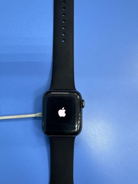 Купить Apple Watch SE 40mm (A2351) с СЗУ в Иркутск за 2700 руб.