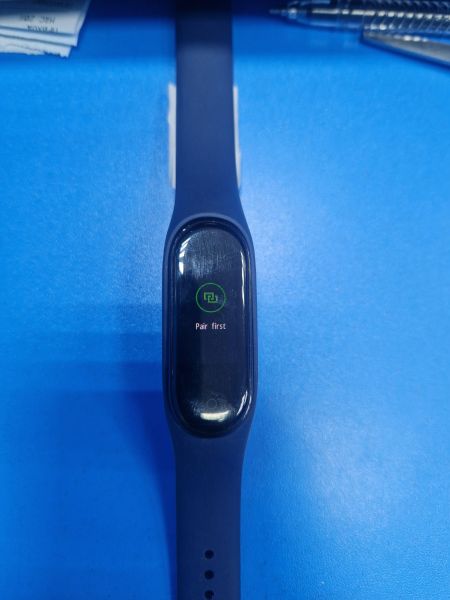 Купить Xiaomi Mi Smart Band 4 (XMSH07HM) с СЗУ в Иркутск за 300 руб.