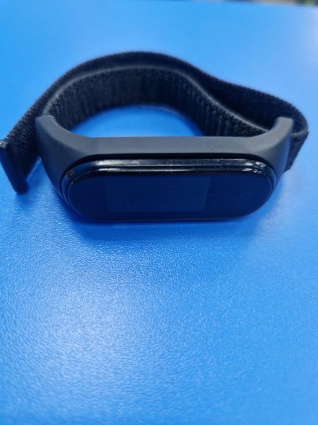 Купить Xiaomi Mi Smart Band 4 NFC (XMSH08HM) с СЗУ в Иркутск за 600 руб.