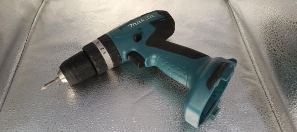 Купить Makita 8281D с СЗУ в Томск за 4100 руб.