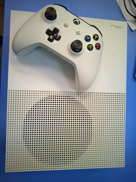 игровая приставка Microsoft Xbox One S 1000GB (1681, без дисковода) в Томск